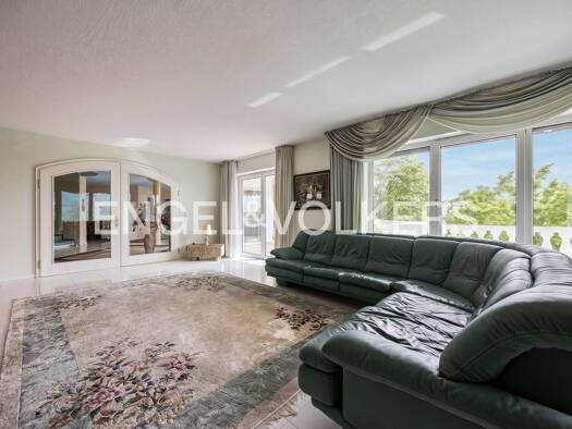 Villa zum Kauf 9 Zimmer 419 m² 2.419 m² Grundstück Neumarkt Neumarkt in der Oberpfalz 92318
