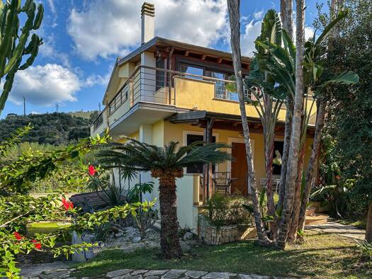 Haus zum Kauf 490.000 € 8 Zimmer 225 m² 275 m² Grundstück frei ab sofort Via Torrente Bruca 179 Capo d'Orlando 98071