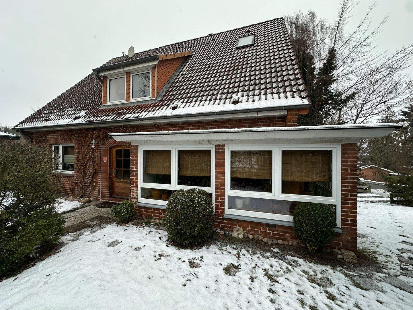 Immobilie in Lensahn - Raum für Familie und Ideen: großzügiges Einfamilienhaus mit kleinem Garten und Doppelgarage - Bild 2