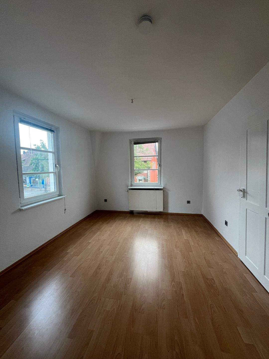 Immobilie in Schwaig bei Nürnberg - Doppelhaushälfte mit Gewerbeeinheit und Wohnung in zentraler Lage von Schwaig - Bild 3