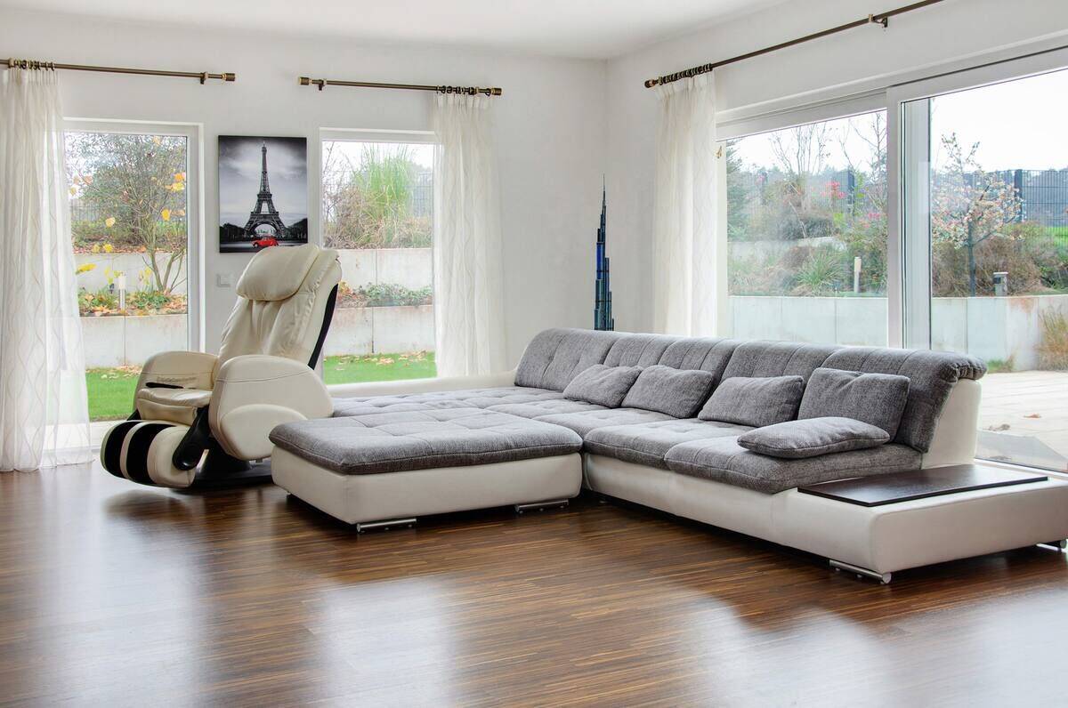 Immobilie in Heroldsbach - Modernes Einfamilienhaus mit Galerie, Kamin und drei Garagen in ruhiger Randlage - Bild 1