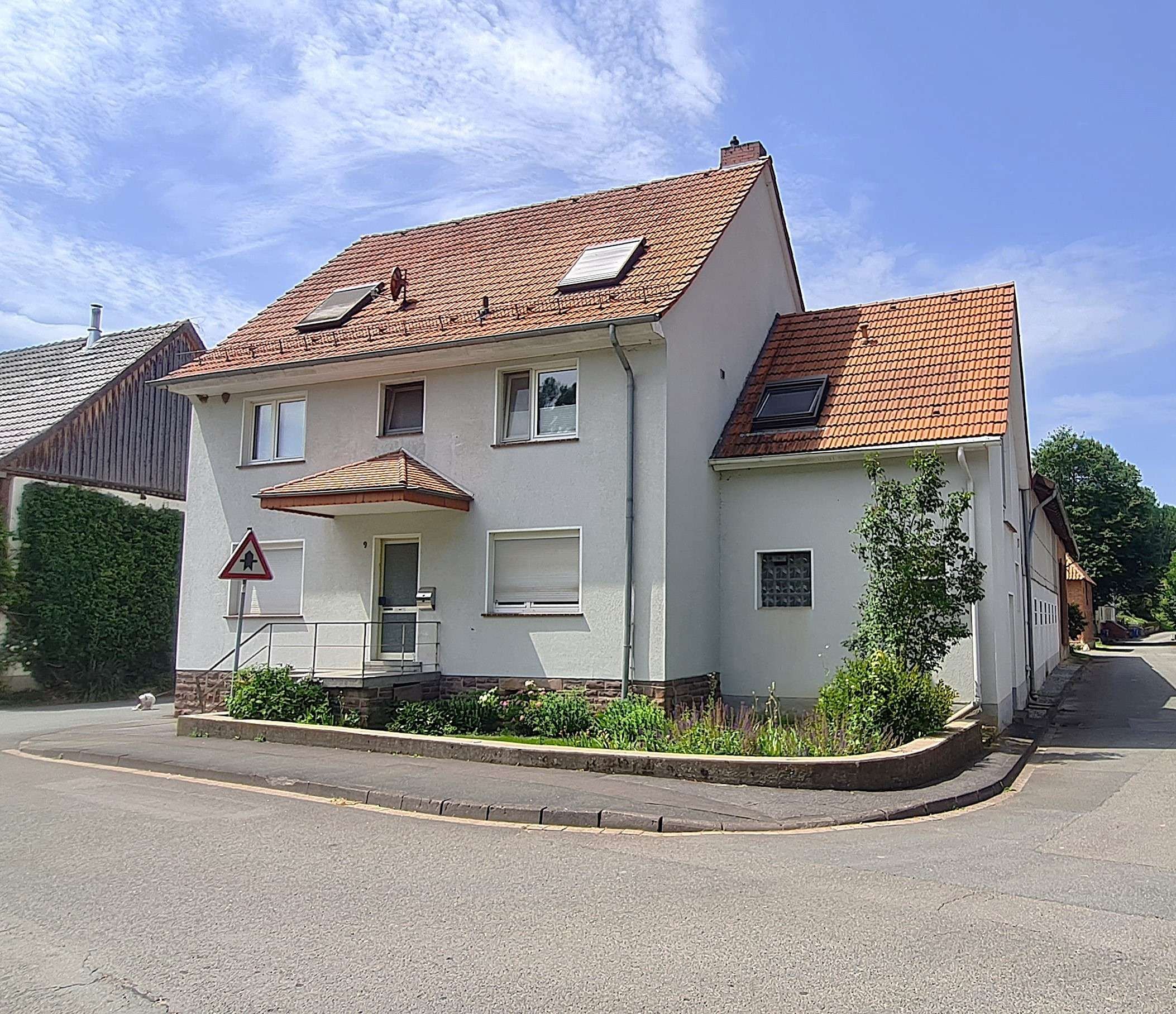 Haus zum Kauf 253.000 € 7 Zimmer 215 m²<br/>Wohnfläche 749 m²<br/>Grundstück Dalheim Warburg 34414