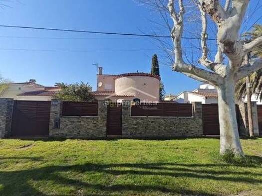 Chalet zum Kauf 810.000 € 5 Zimmer 239 m² Calle Llobregat, 53 Castelló d'Empúries 17487