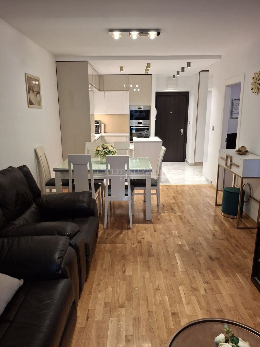 Wohnung zur Miete 950 € 2 Zimmer 52 m²<br/>Wohnfläche EG<br/>Geschoss znjan