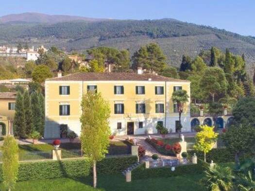 Haus zum Kauf 1.200.000 € 549 m² Trevi 06039