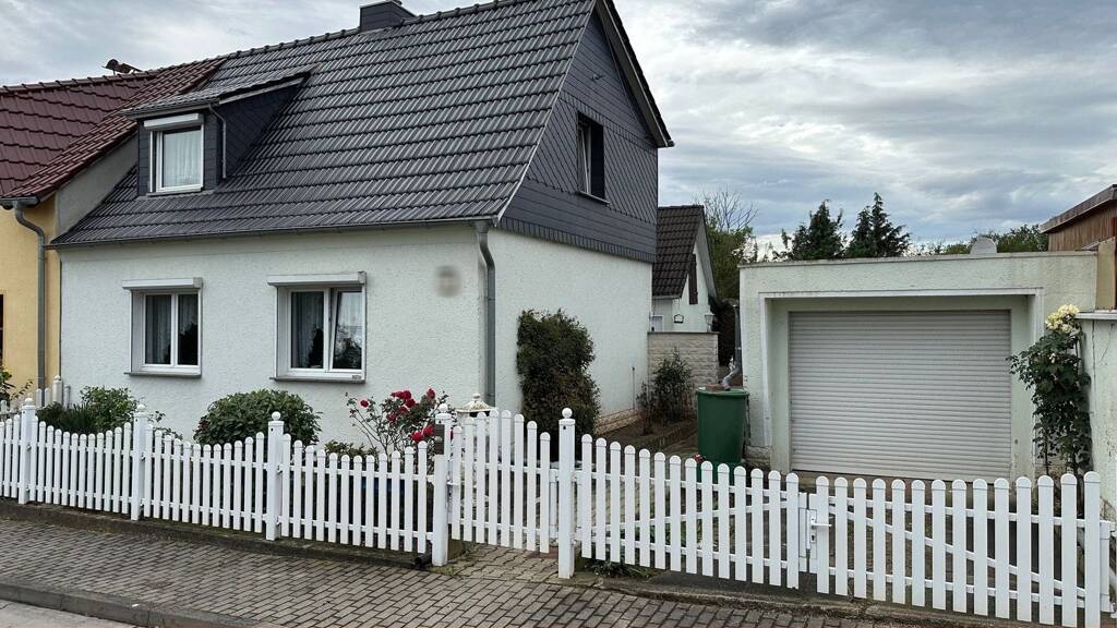 Doppelhaushälfte zum Kauf 140.000 € 4 Zimmer 135 m² 669 m² Grundstück frei ab sofort Gröst 06632