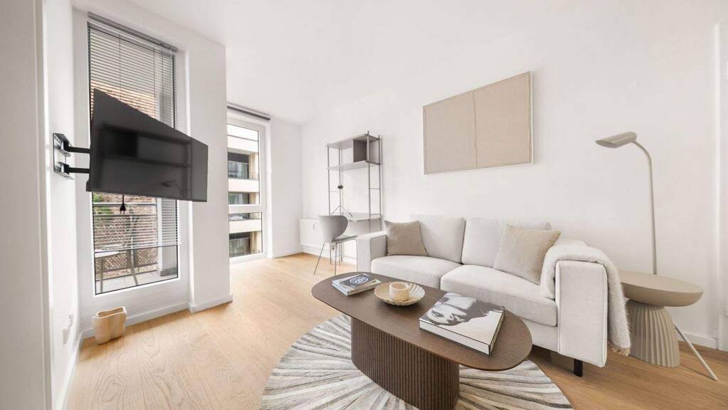 Wohnung zur Miete 1.350 € 2 Zimmer 43 m² Auguststraße 47? Mitte 10245