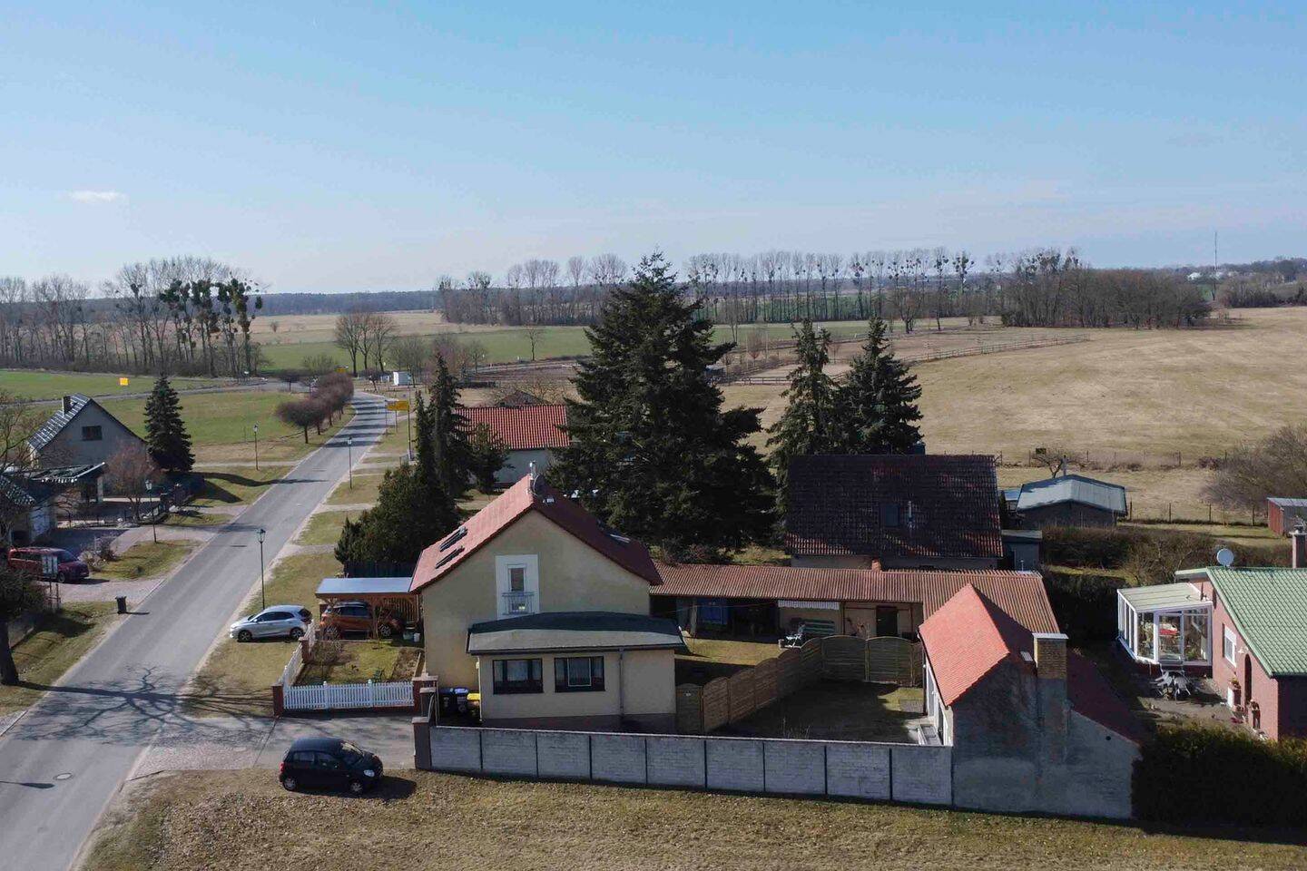 Immobilie in Liebenwalde - Modernisiertes 5-Zimmer-Einfamilienhaus mit Garten, Garage & Carport in Liebenwalde - Bild 2