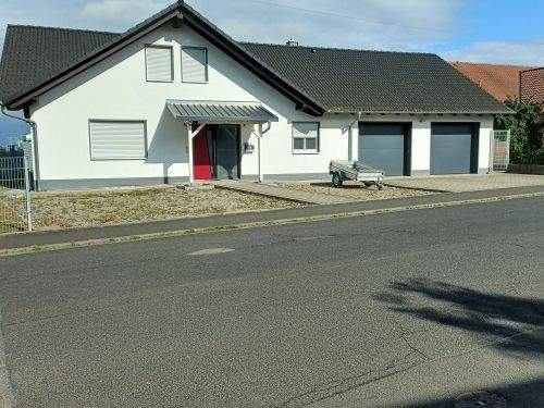 Immobilie in Euerbach - Großzügiges Einfamilienhaus mit  Einliegenwohnung/Büro 2 Garagen und 3 Stellplätzen in 97502 Euerbach zwischen Schweinfurt und Würzburg (ID 10633) - Bild 0