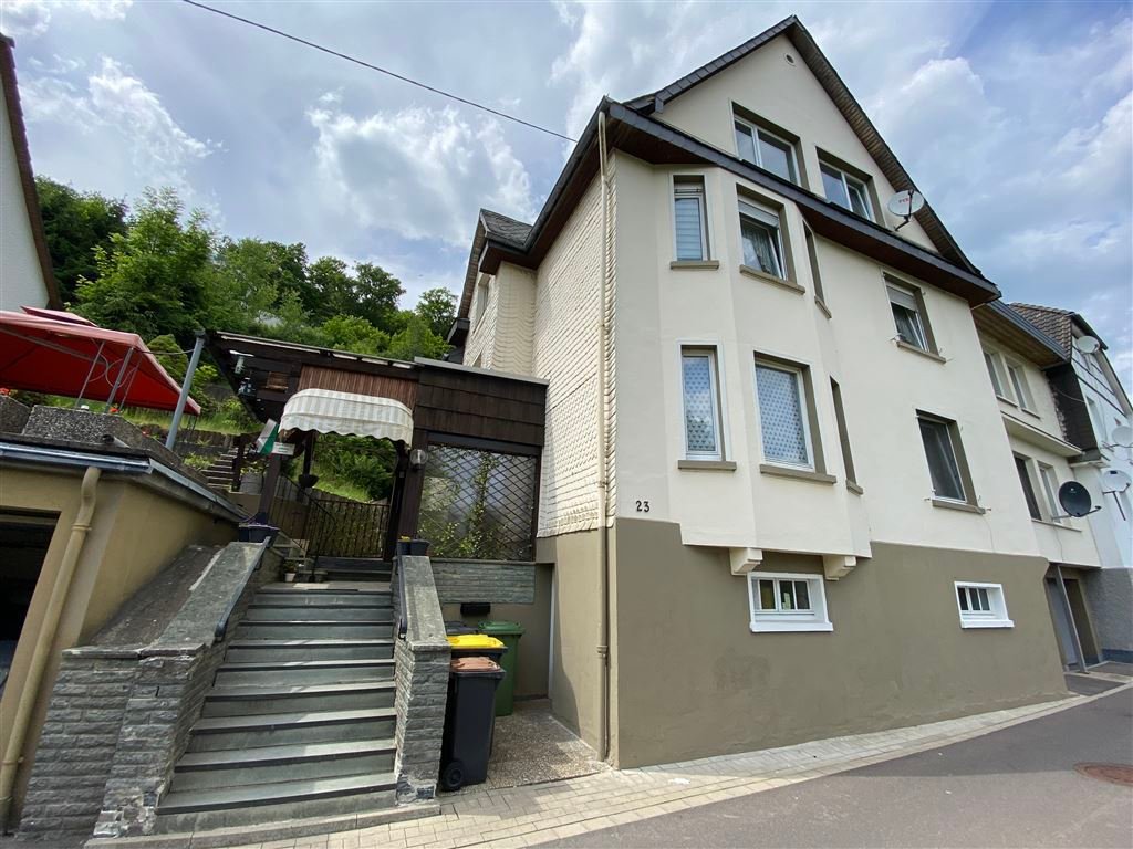 Mehrfamilienhaus zum Kauf als Kapitalanlage geeignet 215.000 € 11 Zimmer 235 m²<br/>Wohnfläche 667 m²<br/>Grundstück Altenhundem Lennestadt 57368