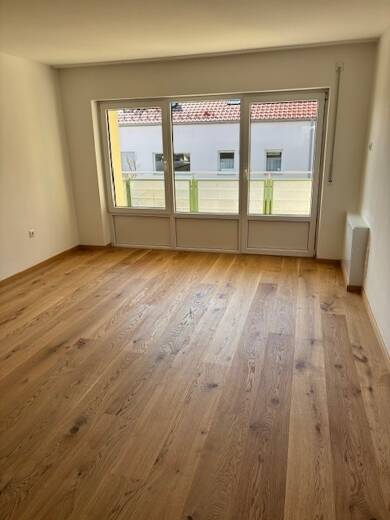Wohnung zur Miete 357 € 1 Zimmer 31 m² 1. Geschoss frei ab sofort Karlsbader Str. 23 Traunreut Traunreut 83301
