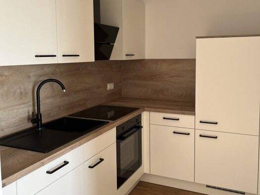 Wohnung zur Miete 555 € 2 Zimmer 42,2 m² Arnsdorf 01477