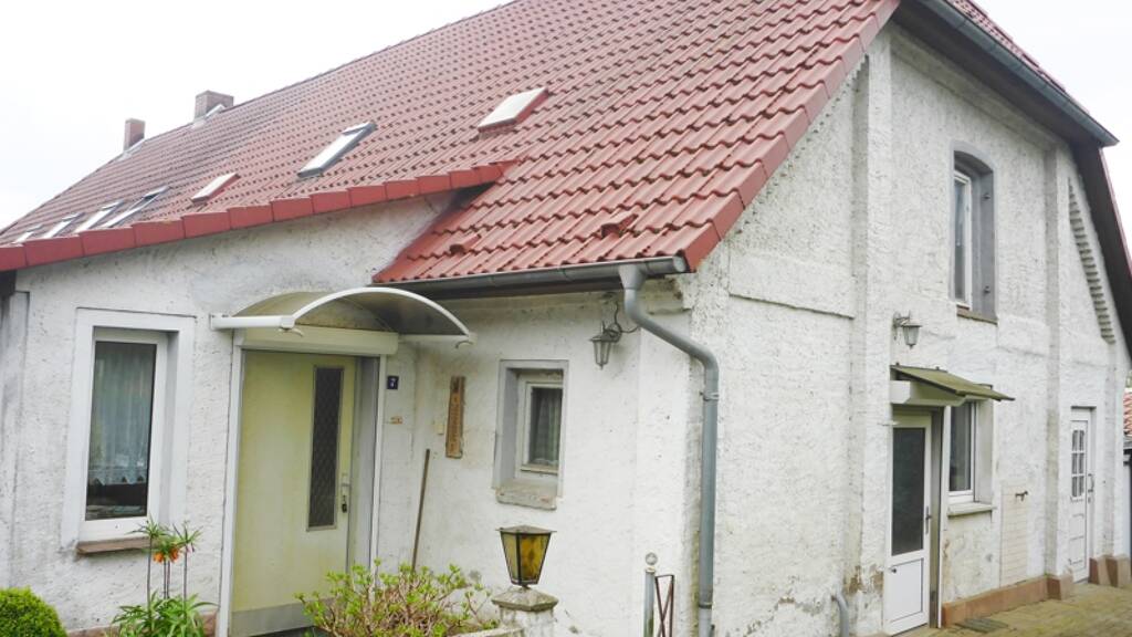 Doppelhaushälfte zum Kauf 85.000 € 6 Zimmer 143 m² 1.055 m² Grundstück Kleverhof Altkalen / Kleverhof 17179