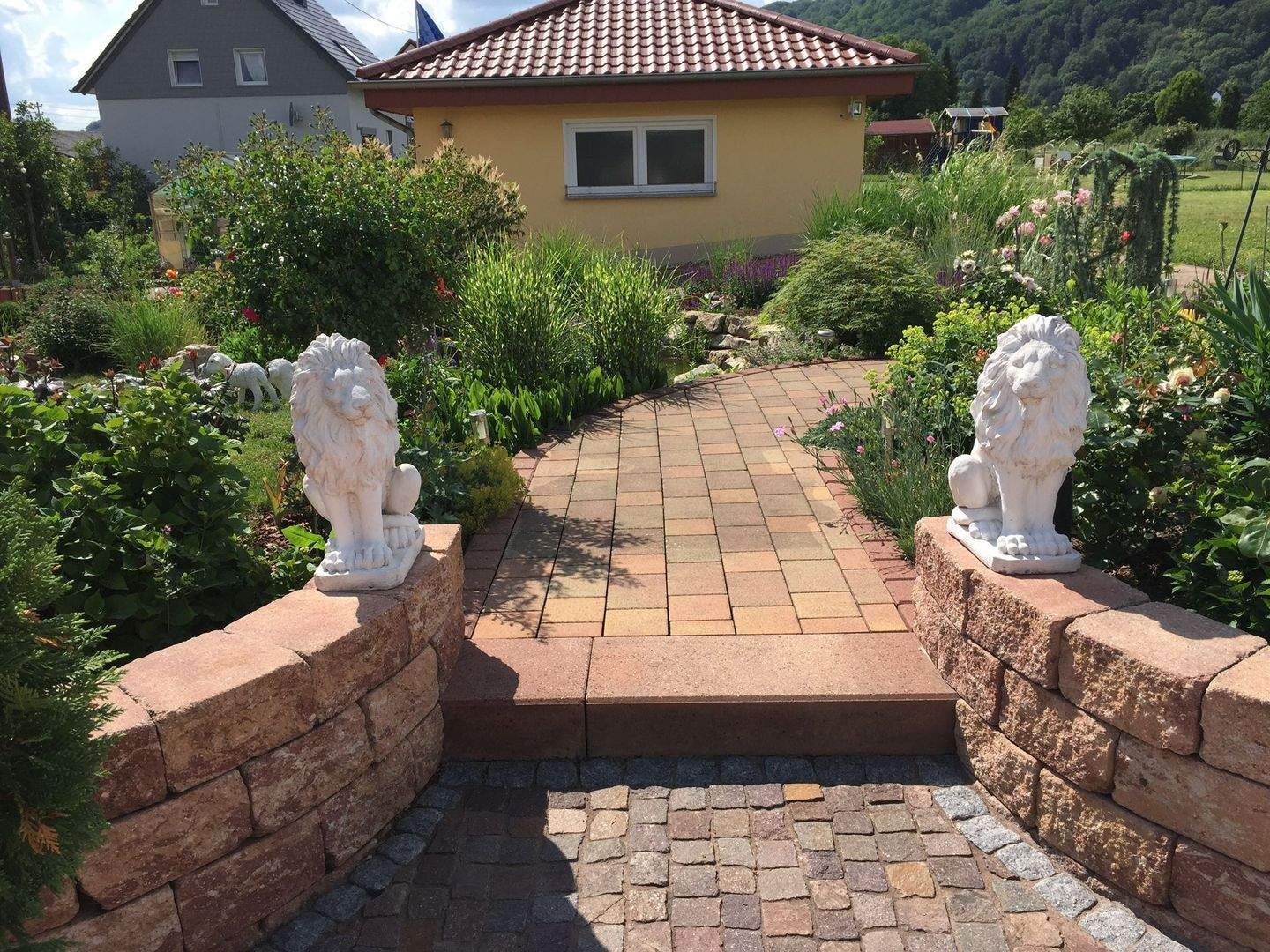 Immobilie in Tholey - Freistehendes 1-2 FH / Generationenhaus mit Garten / Garagen / Fernblick     in ruhige Lage /66636 Tholey - Bild 3