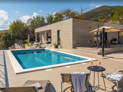 Haus zum Kauf 1.050.000 € 4 Zimmer 1.224 m² Opatija Centar