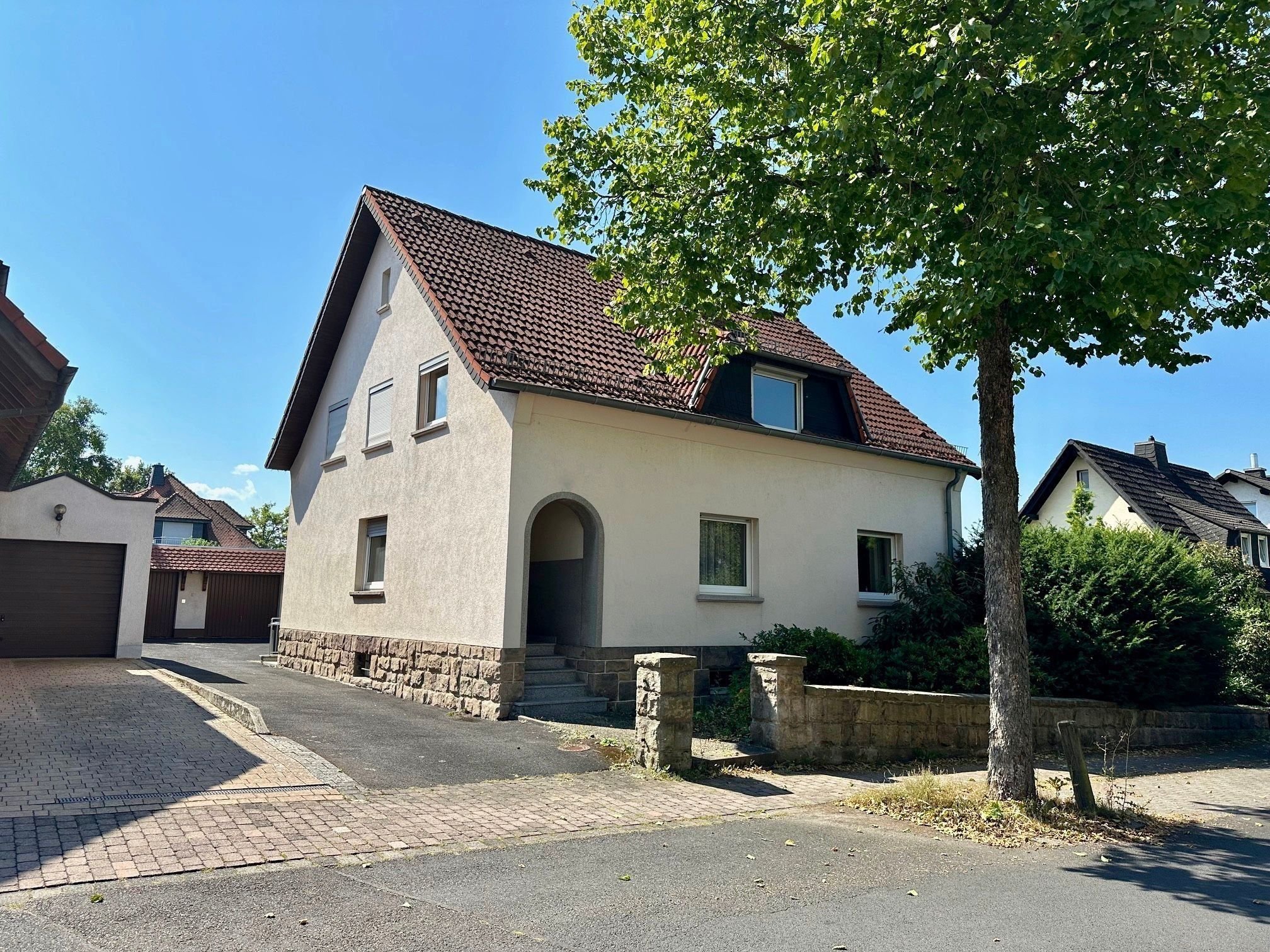 Mehrfamilienhaus zum Kauf 439.000 € 7 Zimmer 165 m²<br/>Wohnfläche 845 m²<br/>Grundstück ab sofort<br/>Verfügbarkeit Ostend Fulda 36043