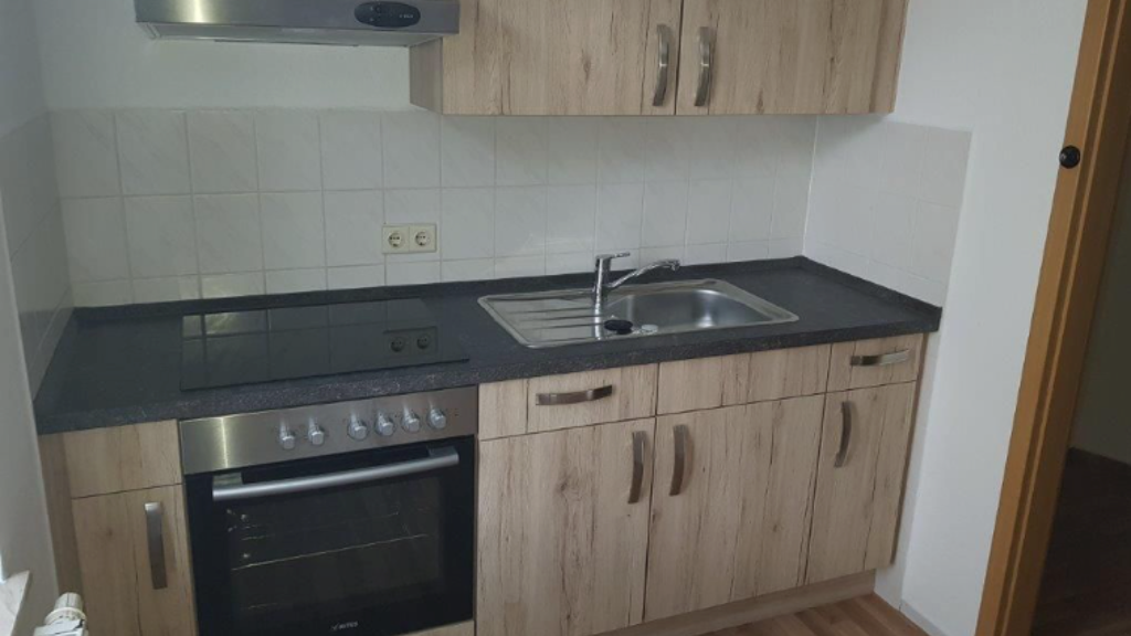 Wohnung zur Miete 230 € 2 Zimmer 40 m² frei ab sofort Bahnhofstraße 13 Ellefeld 08236