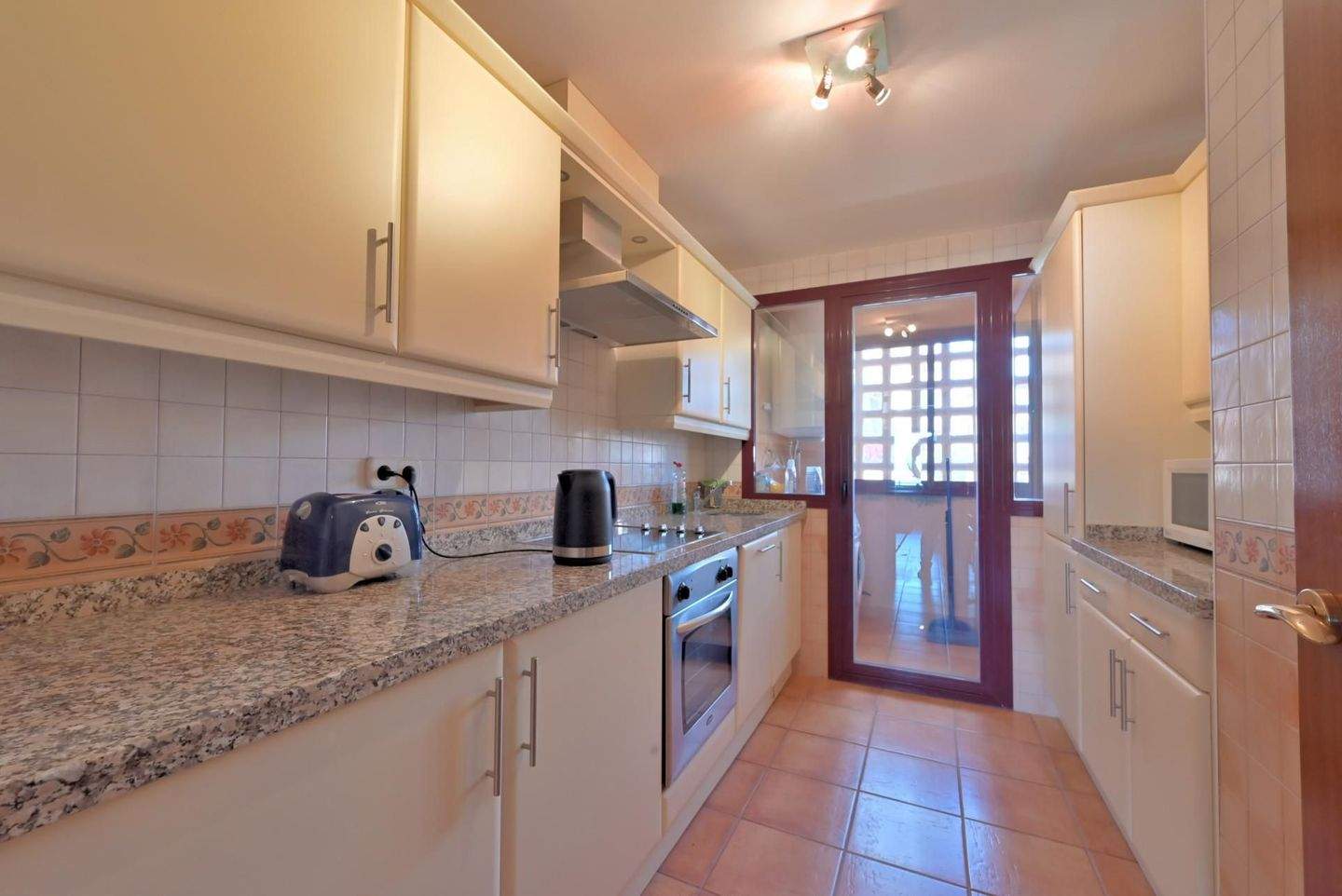 Immobilie in Wietzendorf - Wunderschöne zwei Schlafzimmer Wohnung mit spektakulärem Meerblick - Bild 2