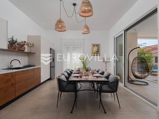 Haus zur Miete 3.000 € 4 Zimmer 240 m² Kucine Solin