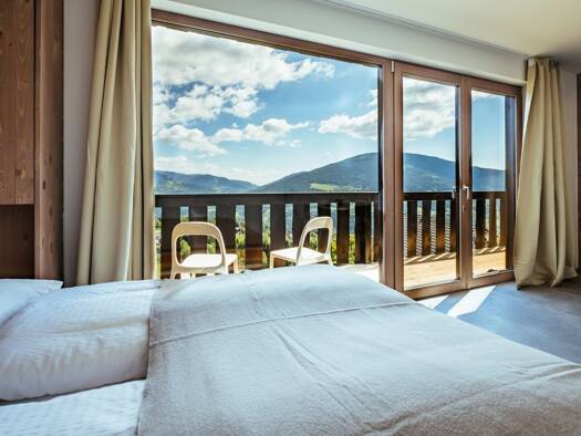 Haus zum Kauf 1.250.000 € 14 Zimmer 500 m² 7.622 m² Grundstück Treffen am Ossiacher See 9542