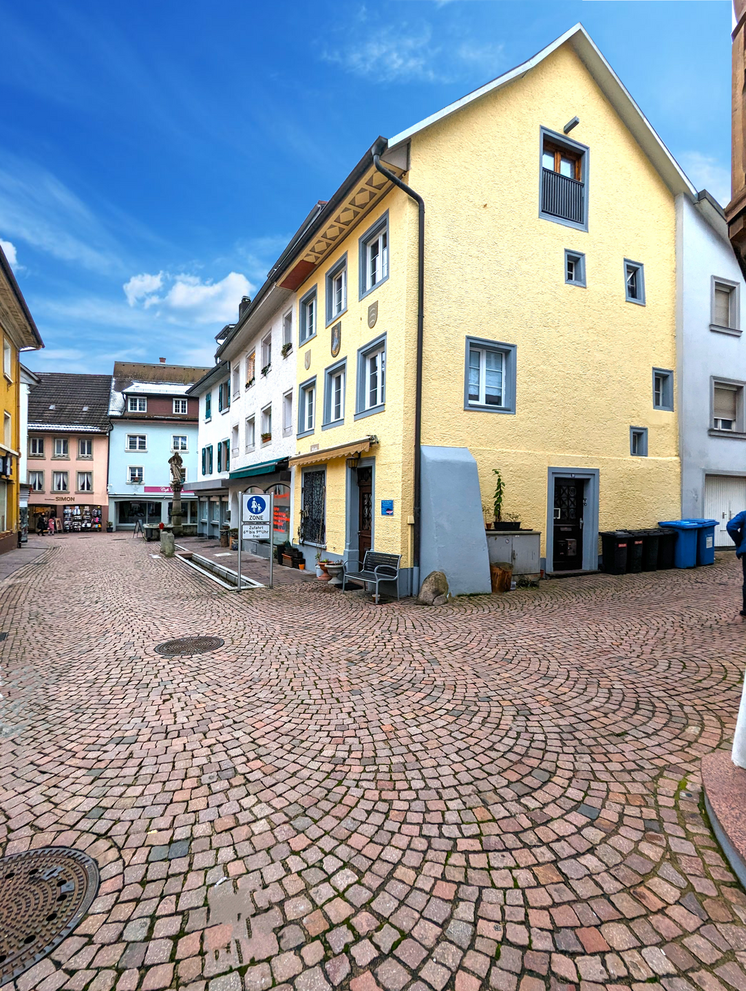 Immobilie in Waldshut-Tiengen - Renovierungsbedürftiges Mehrfamilienhaus in bester Innenstadt Lage von Tiengen zu verkaufen - Bild 2