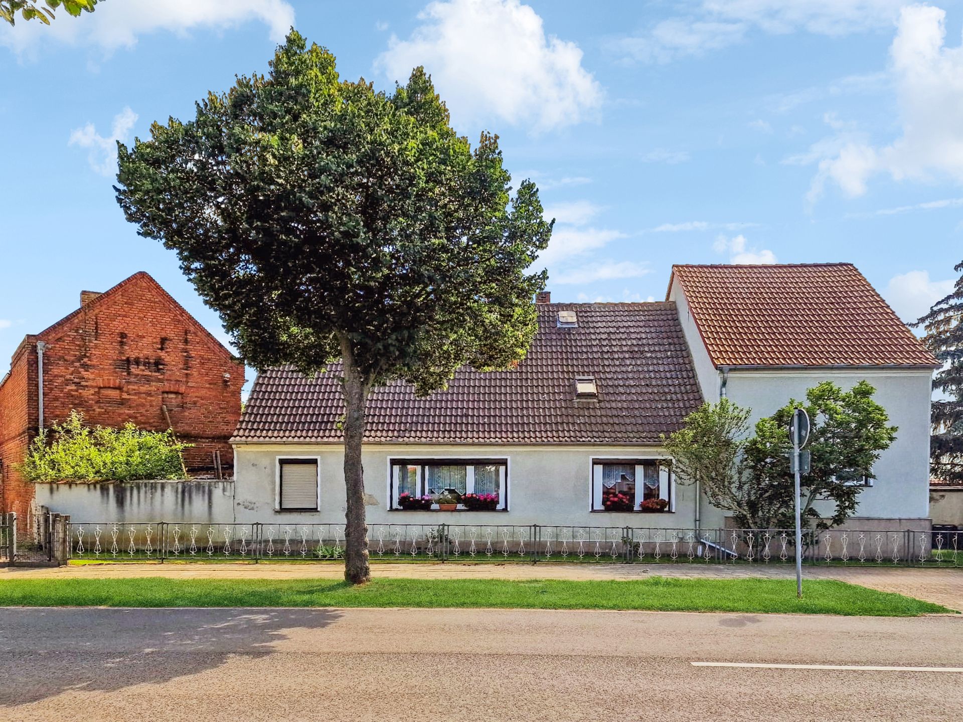 Mehrfamilienhaus zum Kauf als Kapitalanlage geeignet 150.000 € 7 Zimmer 200 m²<br/>Wohnfläche 1.345 m²<br/>Grundstück Dannigkow Gommern 39245