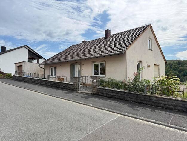 Einfamilienhaus zum Kauf 310.000 € 8 Zimmer 187 m² 800 m² Grundstück frei ab 01.10.2026 Wüstenzell Holzkirchen 97292