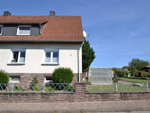 Doppelhaushälfte zum Kauf 124.900 € 6 Zimmer 130 m² 770 m² Grundstück Höfeweg 8 Holzen Eschershausen 37632