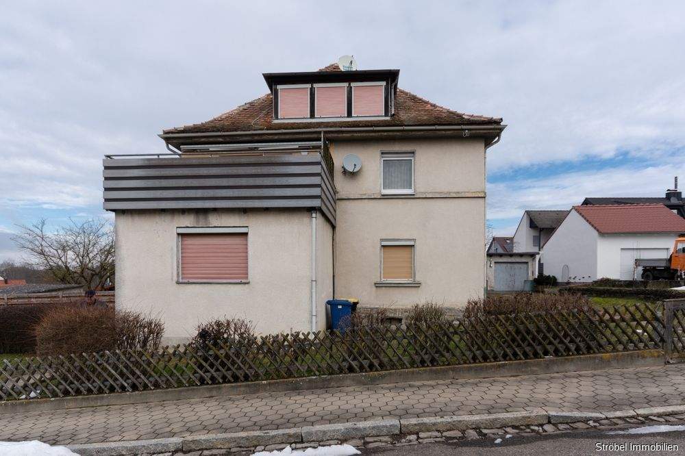 Immobilie in Uffenheim - großzügige Doppelhaushälfte mit viel Potenzial und Grundstück zu verkaufen - renovierungsbedürfig - Bild 2