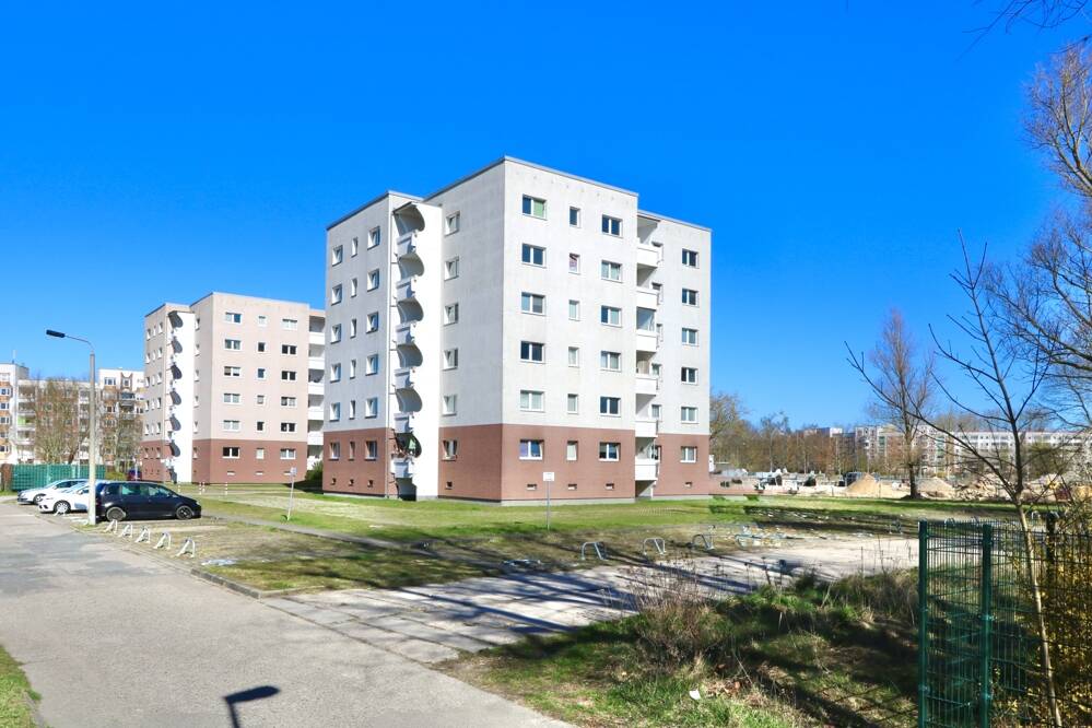 Immobilie in Rostock - Sonnige 2- Raum Wohnung, ca. 35m², Stellplatz über den Dächern des Rostocker Stadtgebiets Schmarl! - Bild 1