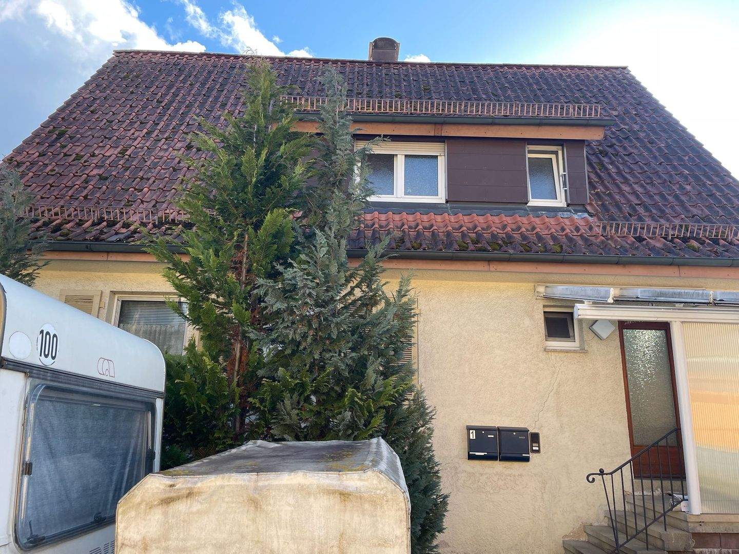 Immobilie in Hattenhofen - Neu in Hattenhofen: Freistehendes 1-2-Familienhaus mit großem Grundstück und viel Potential - Bild 1