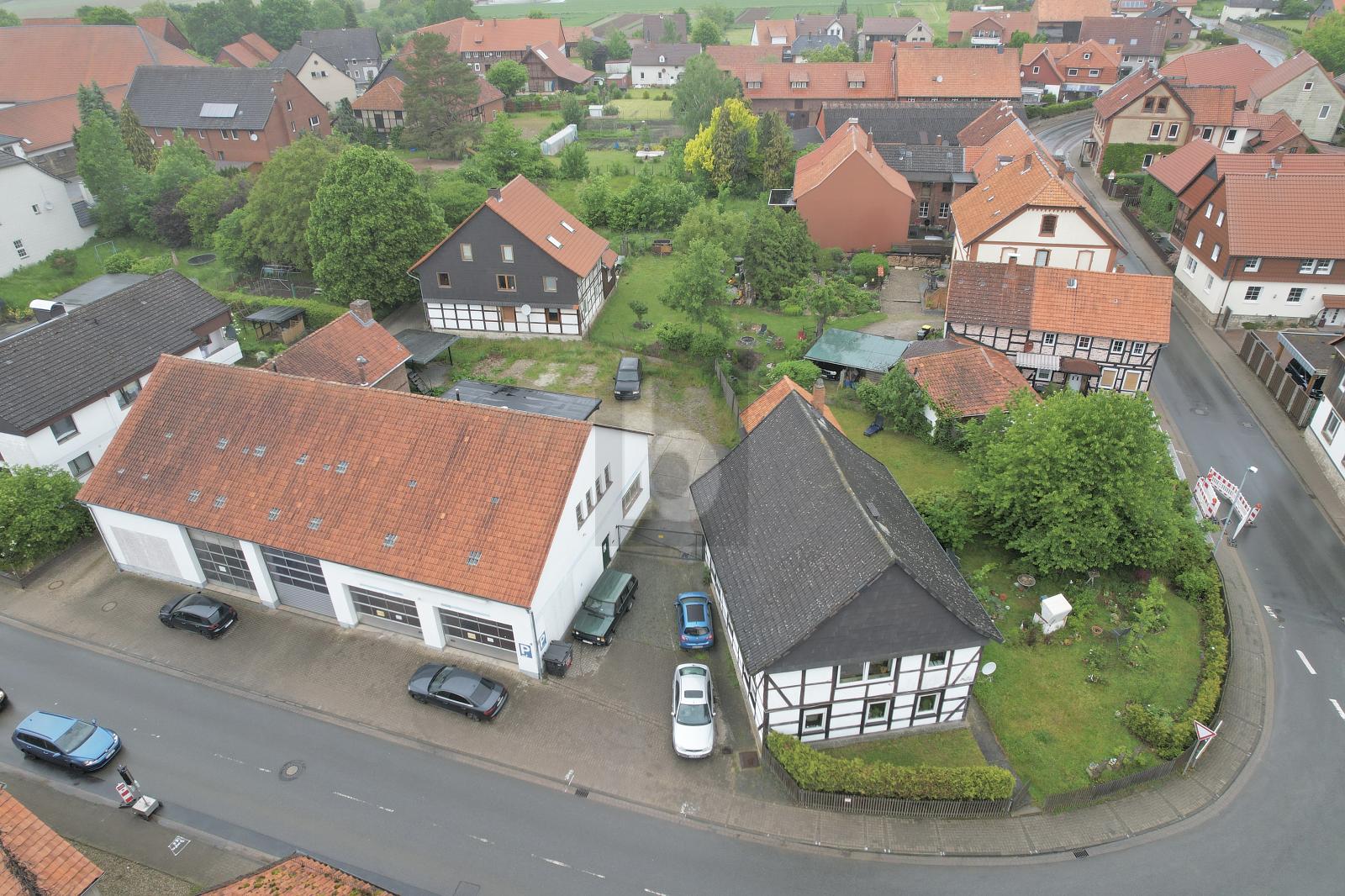 Mehrfamilienhaus zum Kauf 299.000 € 6 Zimmer 158 m²<br/>Wohnfläche 1.595 m²<br/>Grundstück Gronau (Leine) 31028