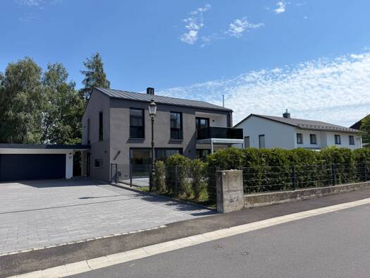 Einfamilienhaus zur Miete 2.500 € 8 Zimmer 215 m² 840 m² Grundstück frei ab sofort Doeberlstraße 17 Weiden Weiden in der Oberpfalz 92637