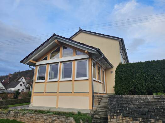 Einfamilienhaus zur Miete 1.200 € 6 Zimmer 136 m² 806 m² Grundstück frei ab 10.04.2026 Erlach Neustadt a.Main 97845