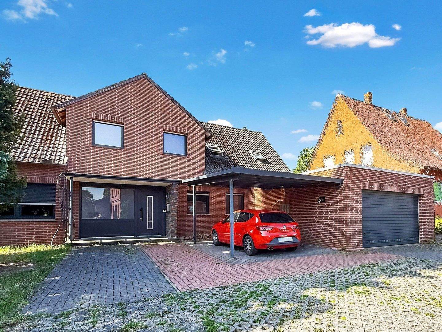 Immobilie in Porta Westfalica - Stilvolles Zuhause mit viel Raum und Gartenidylle! - Bild 0