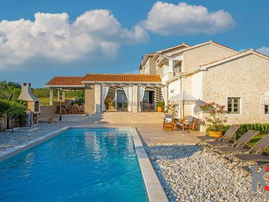 Haus zum Kauf 1.100.000 € 6 Zimmer 245 m² 1.128 m² Grundstück Poreč 52440