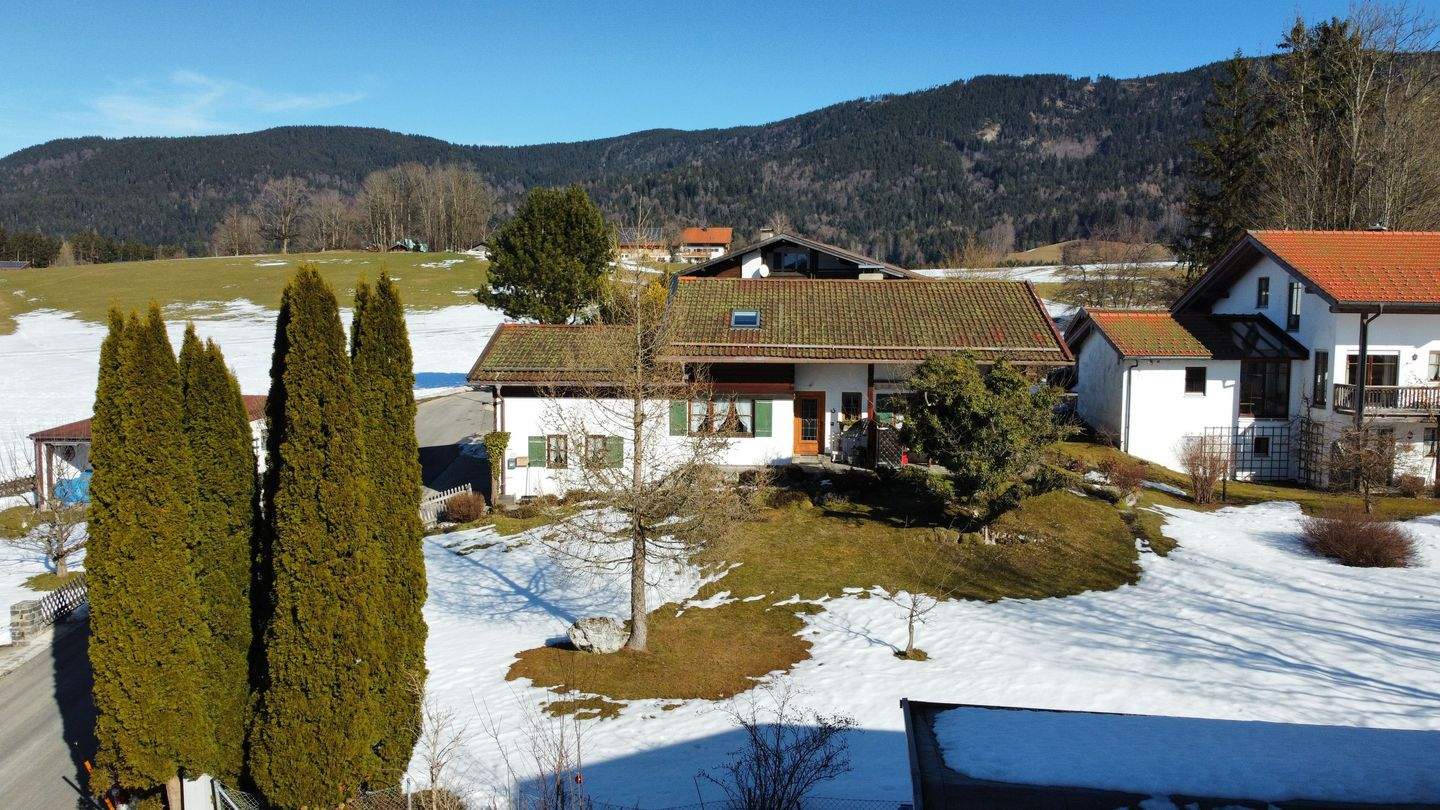 Immobilie in Inzell - Charmantes und vielseitiges Einfamilienhaus in sehr sonniger Lage von Inzell zu verkaufen ! - Bild 3