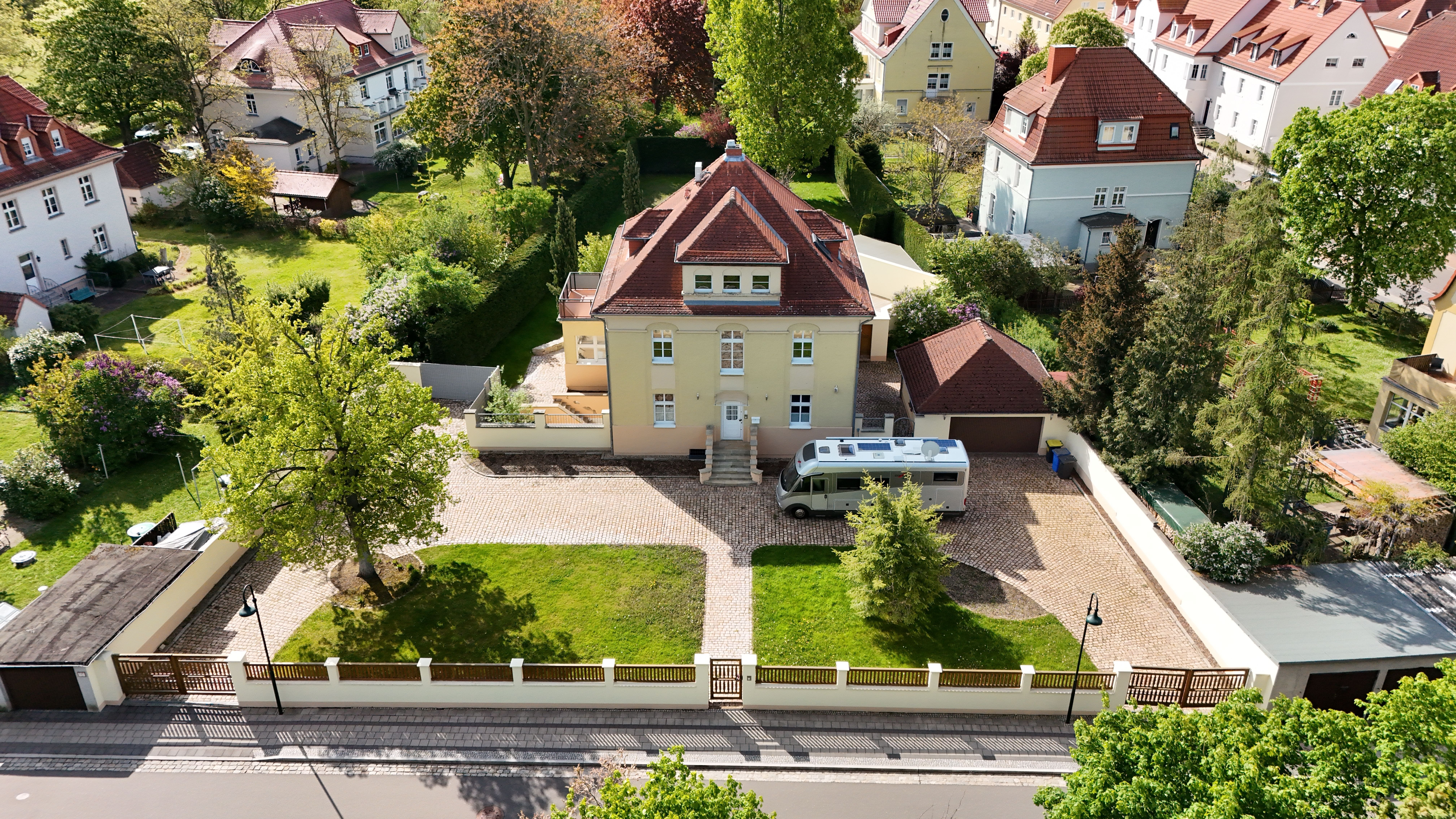 Villa zum Kauf 950.000 € 8 Zimmer 270 m²<br/>Wohnfläche 2.095 m²<br/>Grundstück Leuna Leuna 06237