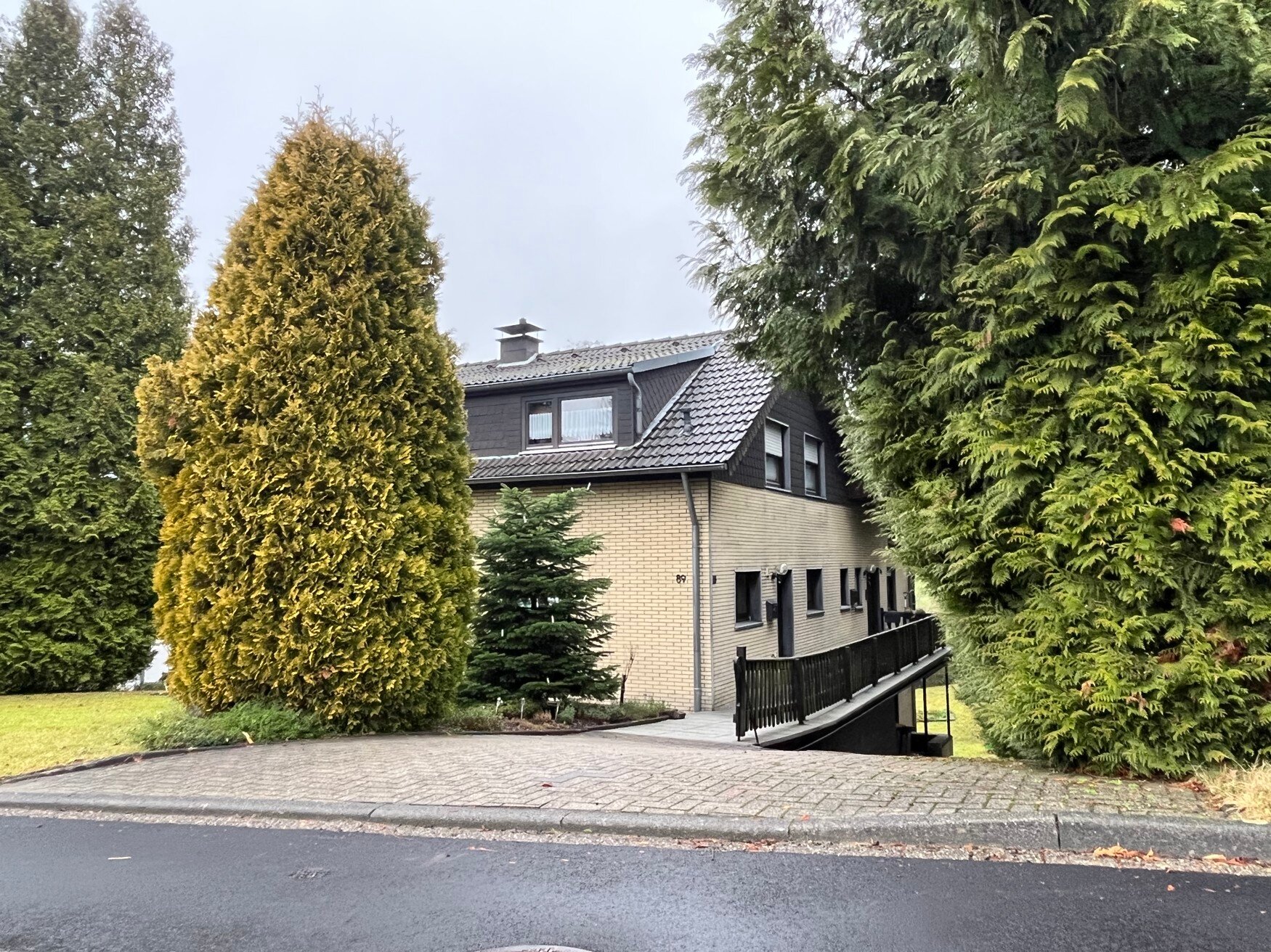 Mehrfamilienhaus zum Kauf 259.000 € 7 Zimmer 258 m²<br/>Wohnfläche 1.058 m²<br/>Grundstück Altenrath  /  Böhl Lindlar 51789