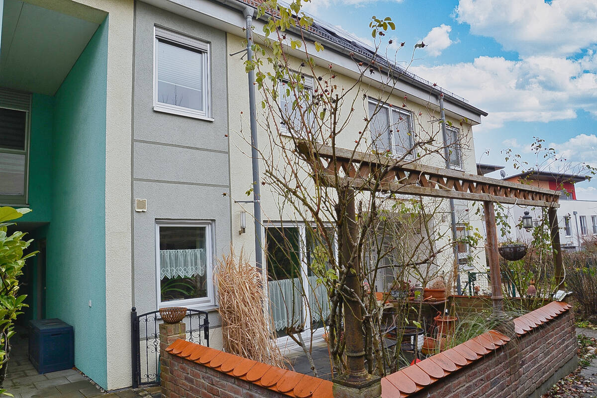 Viel Platz! 6 Zimmer, junges großzügiges RMH in ruhiger Lage, 2 x Terrasse, Doppelgarage