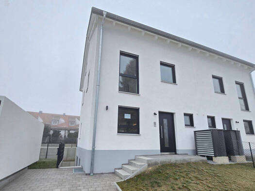 Doppelhaushälfte zur Miete 2.500 € 6,5 Zimmer 155 m² 288 m² Grundstück frei ab sofort Peter u. Paul Landshut 84028