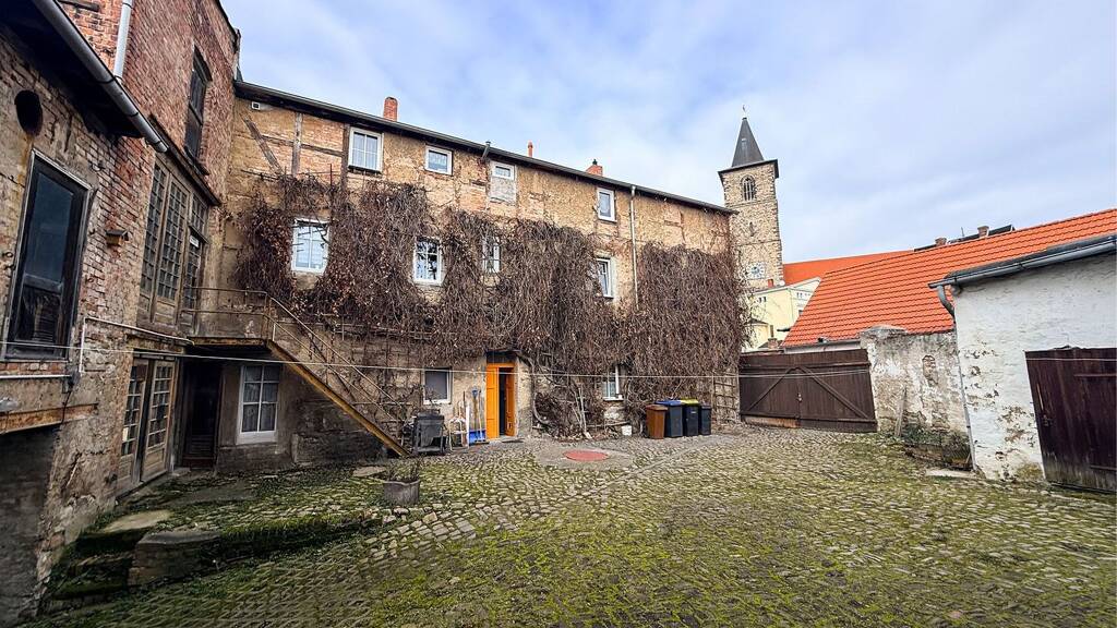 Mehrfamilienhaus zum Kauf als Kapitalanlage geeignet 190.000 € 270 m² 806 m² Grundstück Bernburg Bernburg (Saale) 06406