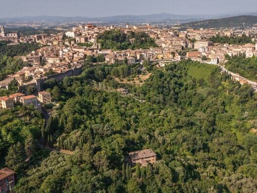 Haus zum Kauf 1.290.000 € 750 m² 26.000 m² Grundstück Perugia 06122