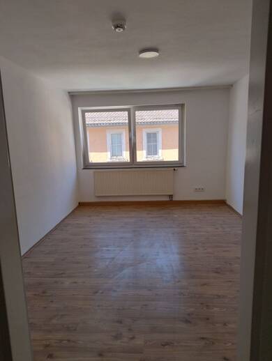 Wohnung zur Miete 1.100 € 4 Zimmer 100 m² Geschoss 3/4 frei ab sofort Kitzingen Kitzingen 97318