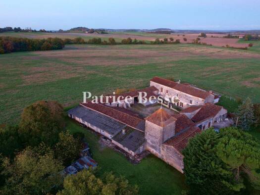 Herrenhaus zum Kauf 280.000 € 7 Zimmer 800 m² 8.706 m² Grundstück Villebois-Lavalette 16320