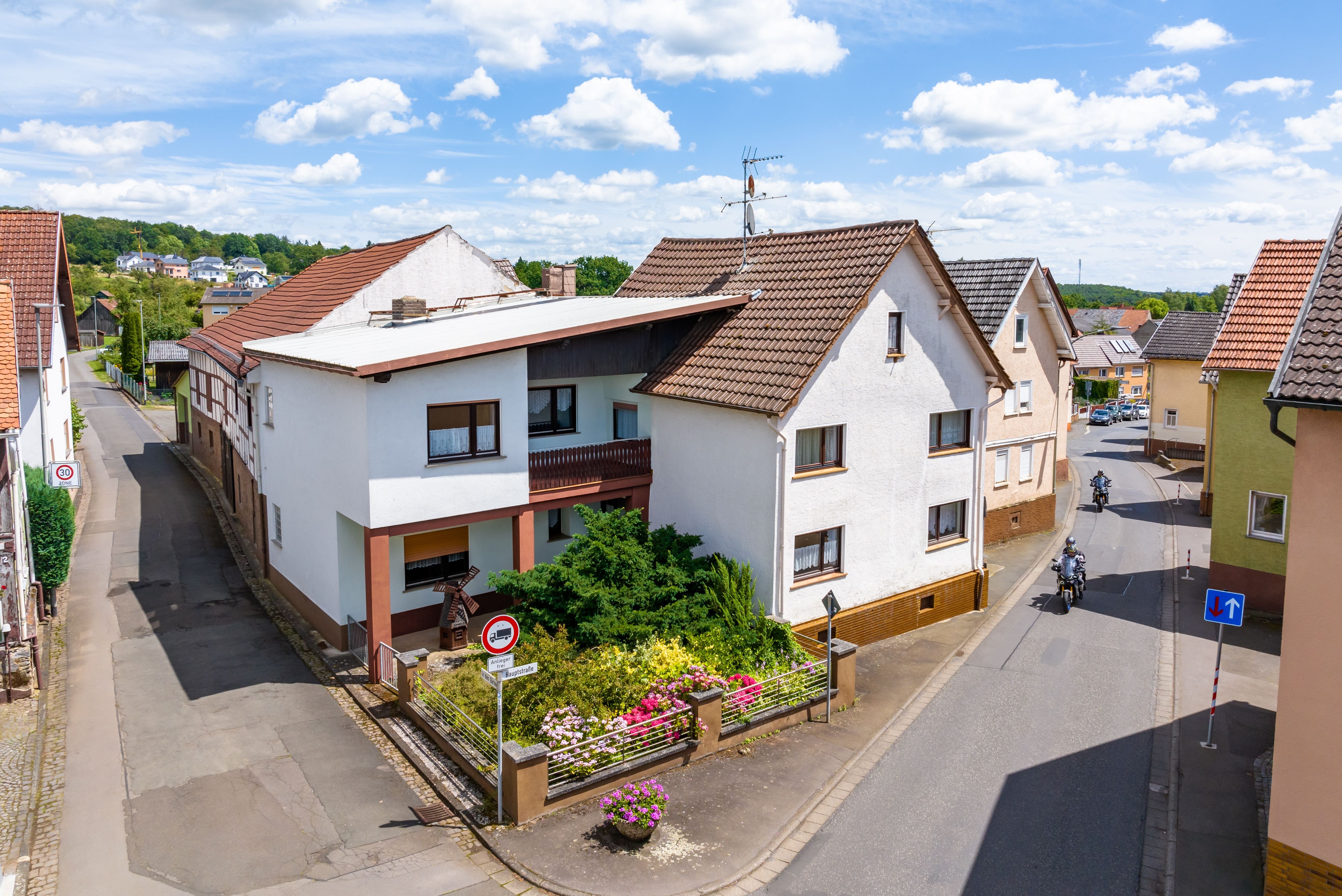 Einfamilienhaus zum Kauf 309.000 € 11 Zimmer 246,8 m²<br/>Wohnfläche 734 m²<br/>Grundstück Nonnenroth Hungen 35410