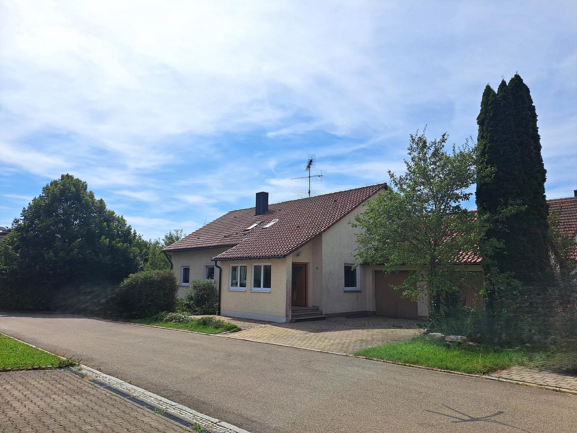 Einfamilienhaus zum Kauf 440.000 € 10 Zimmer 200 m²<br/>Wohnfläche 879 m²<br/>Grundstück Donnstetten Römerstein 72587