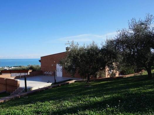 Einfamilienhaus zum Kauf 1.890.000 € 10 Zimmer 900 m² 26.000 m² Grundstück Giulianova 64021