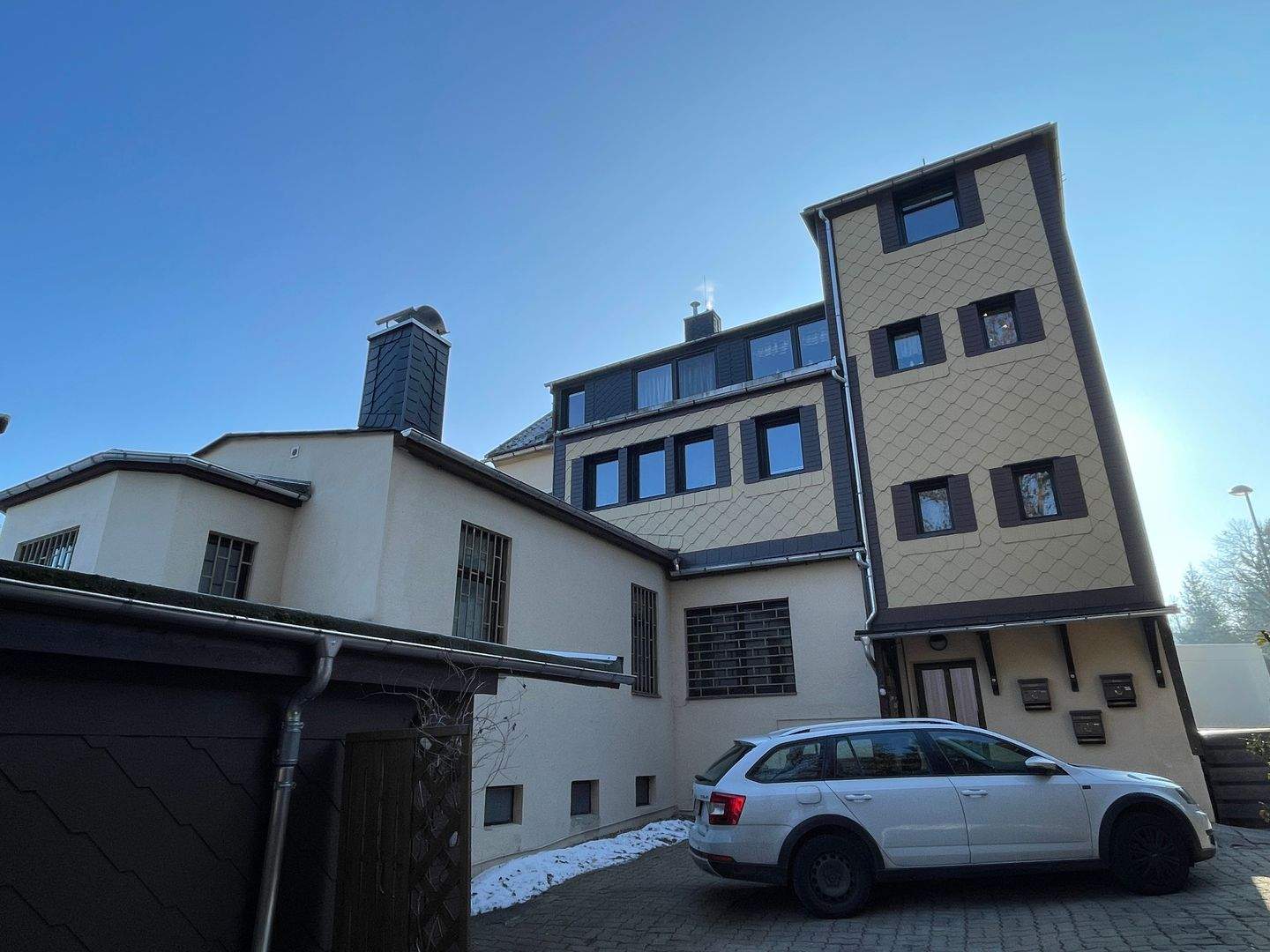 Immobilie in Olbernhau - Saniertes Wohn- und Geschäftshaus (Kapitalanlage oder Eigennutzung) mit einer GE und 3 WEs zzgl. 4 Garagen, Terrasse und schönem Garten in Olbernhau - Bild 3