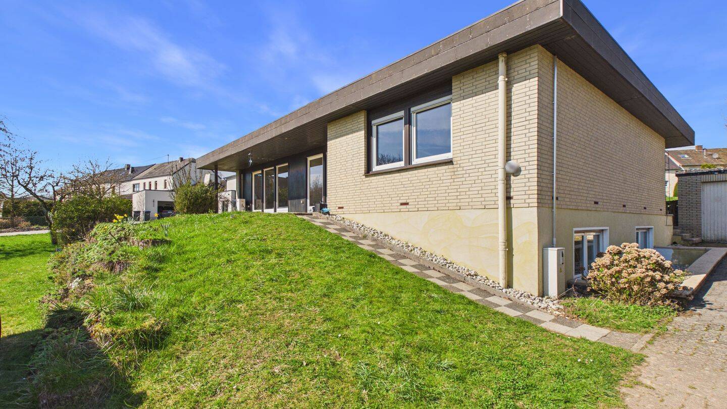 Immobilie in Nusbaum - ++ 54675 NUSBAUM | BUNGALOW | GARAGEN | CARPORT | TERRASSE | AUSBAUPOTENZIAL VORHANDEN | NICHT BEWOHNT ++ - Bild 1